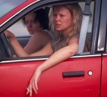 Charlize Theron e Christina Ricci in una scena di Monster