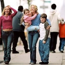 Hayden Panettiere, Abigail Breslin, Kate Hudson e Spencer Breslin in una scena di Quando meno te lo aspetti