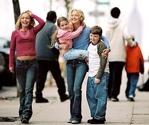 Hayden Panettiere, Abigail Breslin, Kate Hudson e Spencer Breslin in una scena di Quando meno te lo aspetti