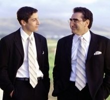 Jason Biggs e Eugene Levy in una scena di American Pie - Il matrimonio
