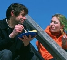 Jim Carrey accanto a Kate Winslet in una scena di Se mi lasci ti cancello