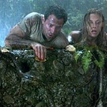 Johnny Messner e Kadee Strickland in una scena di Anaconda: alla ricerca dell'orchidea maledetta
