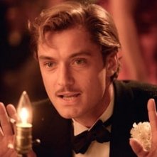 Jude Law in una scena di The Aviator