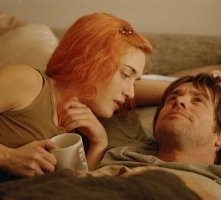 Kate Winslet e Jim Carrey in una scena di Se mi lasci ti cancello