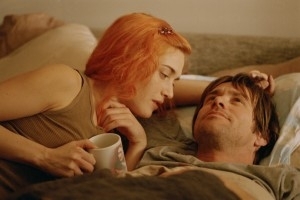 Kate Winslet e Jim Carrey in una scena di Se mi lasci ti cancello