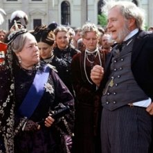 Kathy Bates e Jim Broadbent in una scena de Il giro del Mondo in 80 giorni
