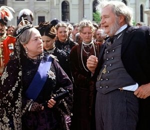 Kathy Bates e Jim Broadbent in una scena de Il giro del Mondo in 80 giorni