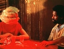 Milla Jovovich e Denzel Washington in una scena di He Got Game