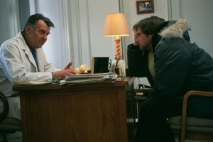 Tom Wilkinson e Jim Carrey in una scena di Se mi lasci ti cancello