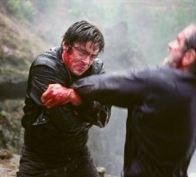 Benicio del Toro e Tommy Lee Jones in una scena di The Hunted
