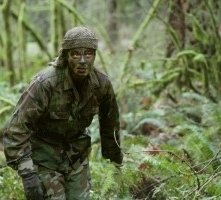 Un Benicio del Toro mimetico in una scena di The Hunted
