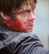 Benicio del Toro in una scena di The Hunted - la preda