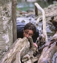 Benicio del Toro in una scena di The Hunted