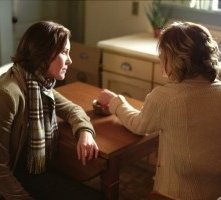 Connie Nielsen e Leslie Stefanson in una scena di The Hunted