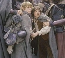 Elijah Wood accanto a Sean Astin in una scena di Il signore degli anelli - Le due torri