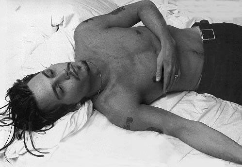 Johnny Depp in un'immagine sensuale che lo ritrae a torso nudo