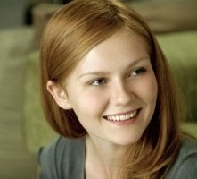 Una sorridente Kirsten Dunst in una scena di Spider-Man 2
