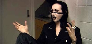 Marilyn Manson in una scena di Bowling a Columbine