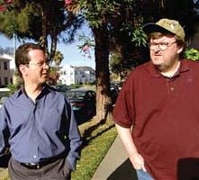 Michael Moore con lo scrittore Barry Glassner in una scena di Bowling a Columbine