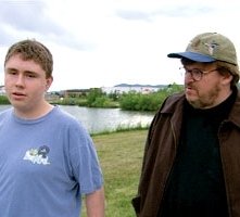 Michael Moore Con Mark Taylor Sopravvissuto Della Columbine In Una Scena Di Bowling A Columbine 6059