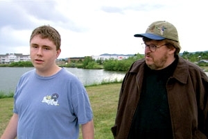 Michael Moore con Mark Taylor sopravvissuto della Columbine in una scena di Bowling a Columbine