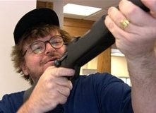 Michael Moore in una scena del doc. Bowling a Columbine