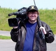 Michael Moore In Una Scena Di Bowling A Columbine 6057