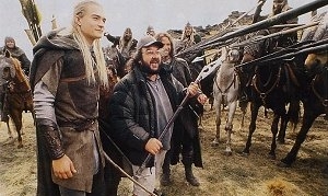 Orlando Bloom e il regista Peter Jackson sul set di Il signore degli anelli - Le due torri