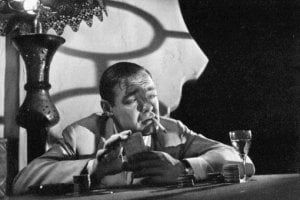 Peter Lorre in una scena di Casablanca