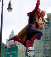 Rosemary Harris e l'uomo ragno in una scena di Spider-Man 2