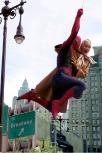Rosemary Harris e l'uomo ragno in una scena di Spider-Man 2