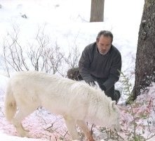 Tommy Lee Jones in una scena di The Hunted