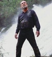 Tommy Lee Jones in una scena del film The Hunted