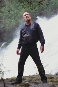 Tommy Lee Jones in una scena del film The Hunted