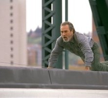 Tommy Lee Jones in una scena di The Hunted (2003)