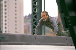 Tommy Lee Jones in una scena di The Hunted (2003)