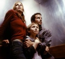 Emma Caulfield, Lee Cormie e Chaney Kley in una scena di Al calare delle tenebre