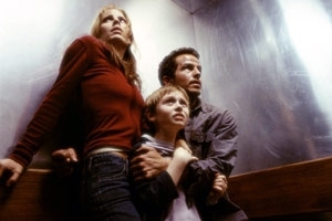 Emma Caulfield, Lee Cormie e Chaney Kley in una scena di Al calare delle tenebre