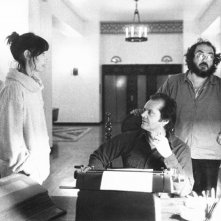 Il regista Stanley Kubrick, Jack Nicholson e Shelley Duvall sul set di Shining