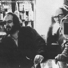 Il regista Stanley Kubrick sul set del film Shining