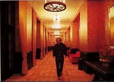 Jack Nicholson cammina tra i corridoi dell'Overlook Hotel  in una scena di Shining