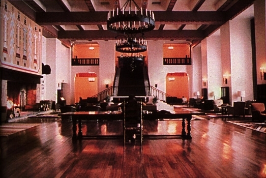 Una delle sale dell'Overlook Hotel nel film Shining