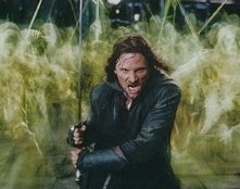 Viggo Mortensen in una scena d'azione di Il signore degli anelli - Il ritorno del re