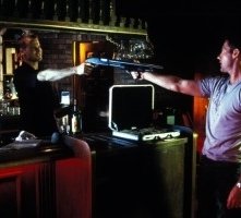 Edward Burns e Brian Van Holt in una scena di Confidence