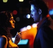 Edward Burns e Rachel Weisz in una scena di Confidence