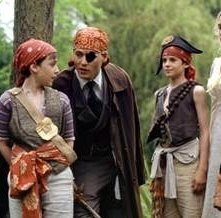Freddie Highmore, Joe Prospero, Johnny Depp, Nick Roud, Kate Winslet e Luke Spill in una scena di Neverland - Un sogno per la vita