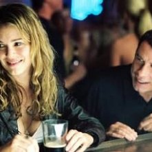 Jacinda Barrett e John Travolta in una scena di Squadra 49