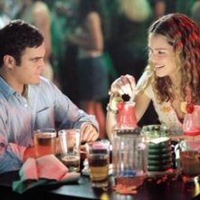 Joaquin Phoenix e Jacinda Barrett in una scena di Squadra 49