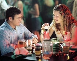 Joaquin Phoenix e Jacinda Barrett in una scena di Squadra 49