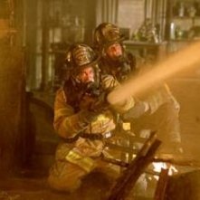 Joaquin Phoenix e John Travolta in una scena di Squadra 49